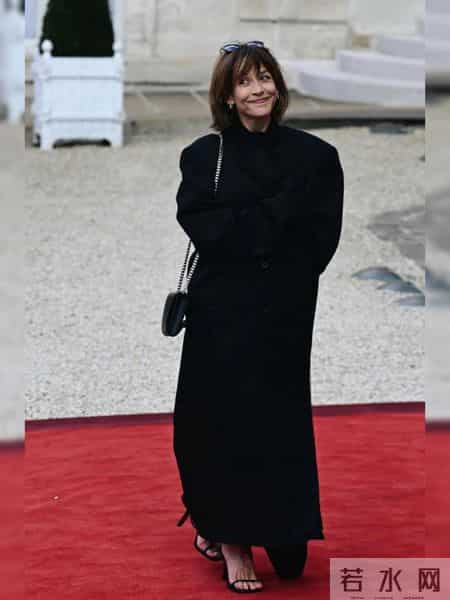 不得不说，法国女人才是最会穿的，不管是20还是80岁美的松弛优雅