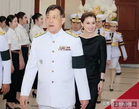 诗妮娜贵妃印度之行结束，4天换了5套造型，41岁生日复出试水成功