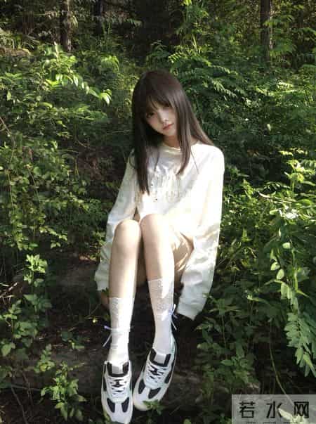 简约不简单的日常穿搭，白T的魅力