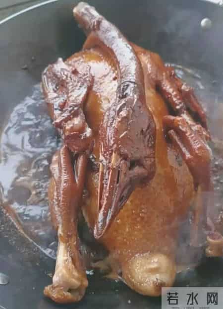 广东恩平，一家开在田野的大排档，每天满座，食客开300公里车来吃，碌鹅不预订吃不到