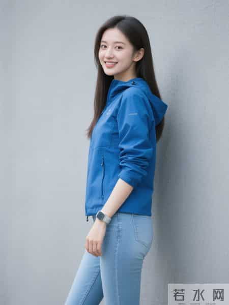 光影下的蓝色冲锋衣与牛仔裤