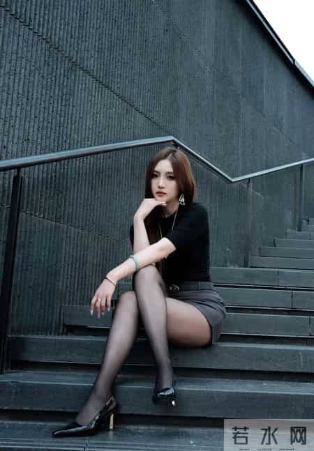 “薄黑 + 尖头鞋”，倚在栏杆旁，气场真的太绝了!