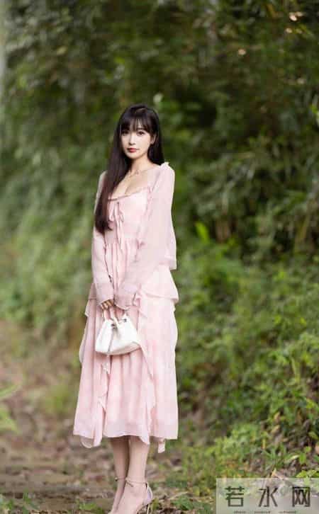 粉色吊带裙和披肩让女性在保持自己成熟的同时展现出青春和活力