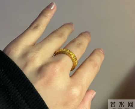 手上这枚8克金戒指，居然比别人20克的还抢眼