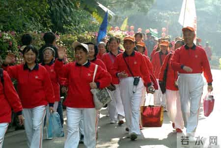 悲剧！六旬老人跟团游时猝死，曾连续2天凌晨集合，法院判了，律师：旅行社未尽法定告知与安保义务