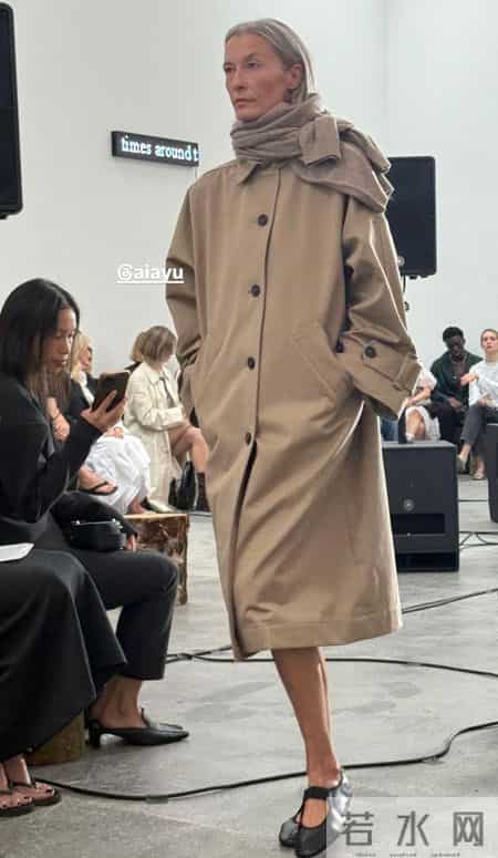 冬天的留白穿搭，是一种松弛自在的美！