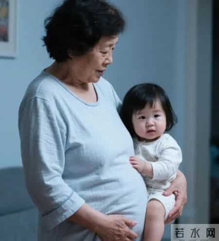 63岁母亲帮女儿带娃，5个月后腹部隆起，女儿看完监控后崩溃