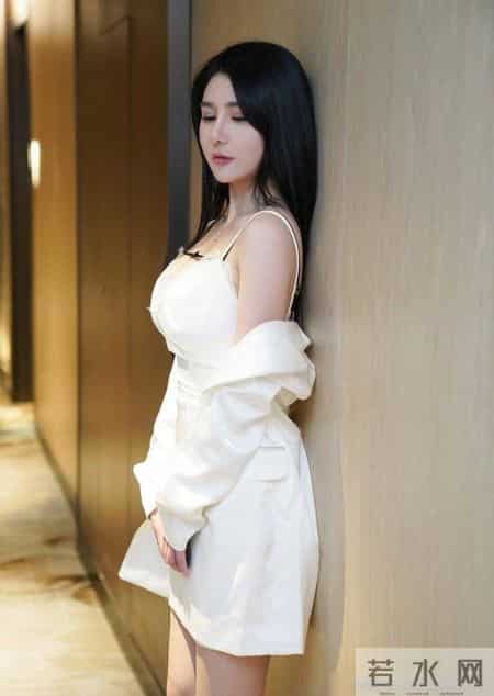 久经沙场的职场女性，一身全白的搭配，最干练的一种穿法