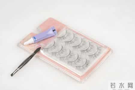 一种巨伤眼的行为，很多女生最近都在做！（不是戴美瞳）