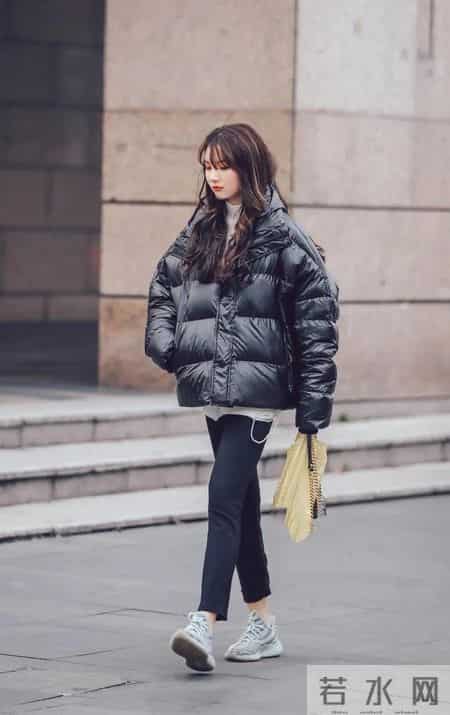去上海发现，羽绒服没人搭小脚裤，满大街都在穿阔腿裤，高级时髦