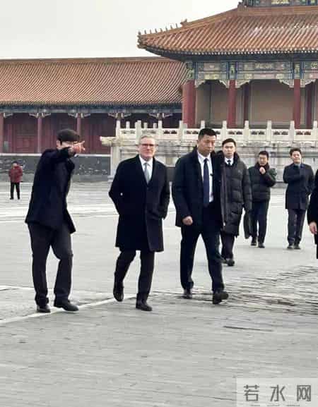 英国首相斯塔默参观北京故宫，仔细看，咱们的保镖又帅又威猛！