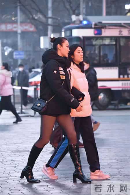 8厘米的黑色漆皮粗跟长靴，黑色打底裤，搭配黑色短款羽绒服