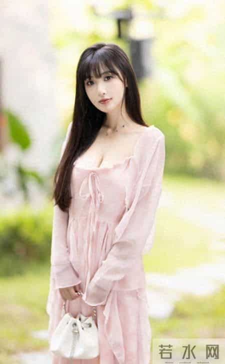 粉色吊带裙和披肩让女性在保持自己成熟的同时展现出青春和活力