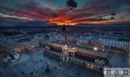 48张老照片看奇闻奇事，爱因斯坦合影卓别林，沙漠中的绿洲，在建中的埃菲尔铁塔