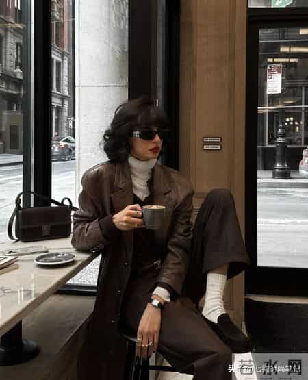 冬天别总穿黑裤子，今年流行“小棕裤”，这样穿时髦又高级