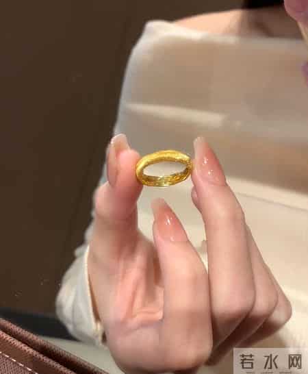 2.5克的"爆闪拉丝"黄金戒指超好看!丝绒质感,秀气简约又高级~