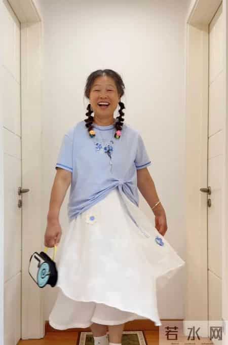 这位“扮嫩奶奶”火出圈！快70岁穿成18岁年轻模样，笑容灿烂治愈
