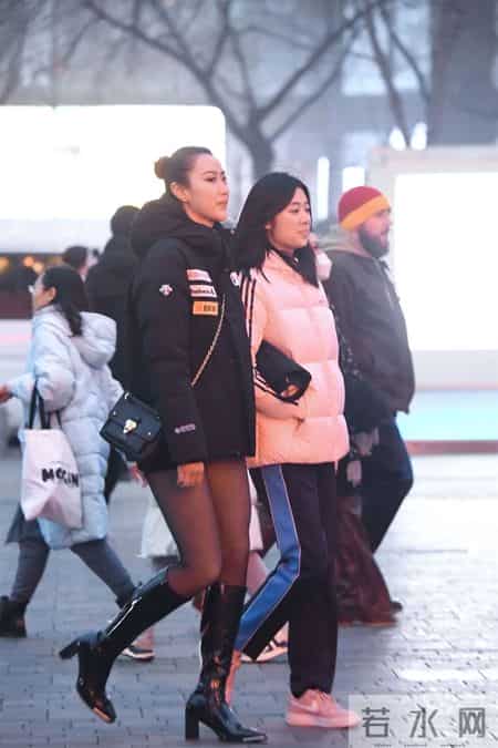 8厘米的黑色漆皮粗跟长靴，黑色打底裤，搭配黑色短款羽绒服