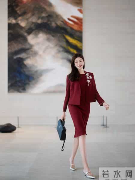 广东省台主持人彭婷婷今日穿红色职业装,脚踩高跟,走路生风