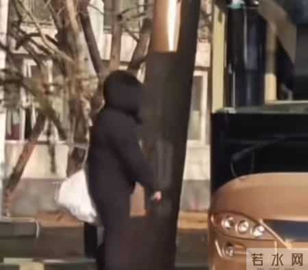 大头真是800个心眼！开辆酷炫绿色新车打着闪光灯，跟谁打招呼呢