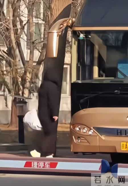 大头真是800个心眼！开辆酷炫绿色新车打着闪光灯，跟谁打招呼呢