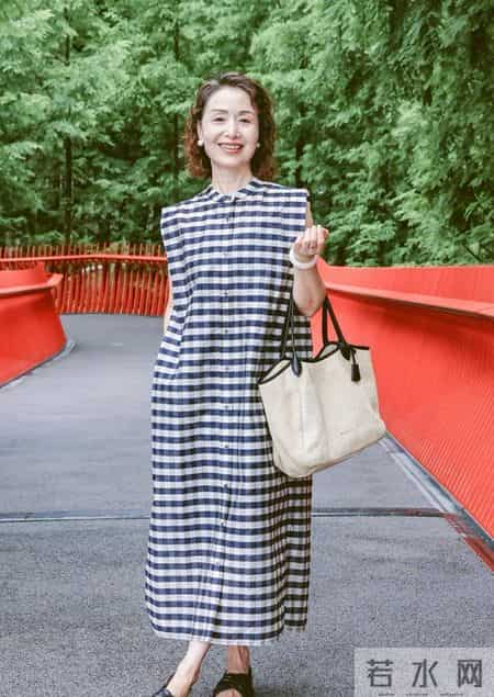 又发现超会穿的外婆！62岁穿衣简约大方，看着年轻时髦又自然