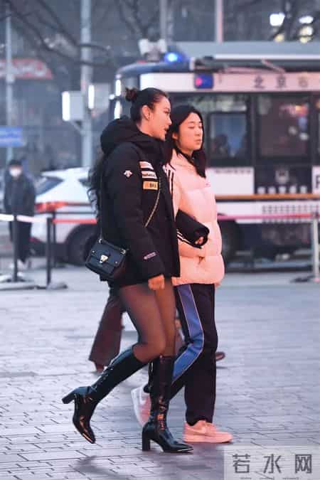 8厘米的黑色漆皮粗跟长靴，黑色打底裤，搭配黑色短款羽绒服