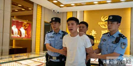 21岁小伙豪掷700万买黄金,店员一报警竟牵出跨省洗钱大案!