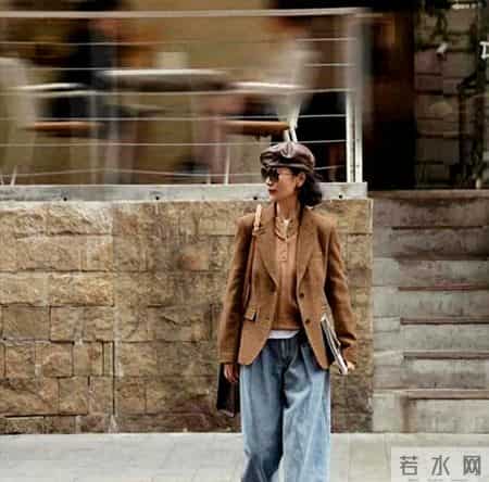 被上海地铁奶奶惊艳到了！白发不染、不披丝巾，却个个优雅又洋气，