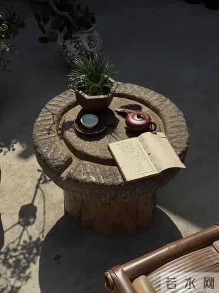 院子有个石磨盘,用来喝茶