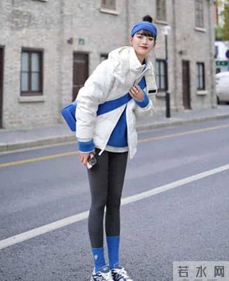 今冬火了一种穿法叫“上半身羽绒服，下半身无痕裤”，保暖又时髦