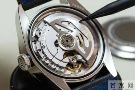 手表搭载自产机心还是外购通用机心,哪个更好?