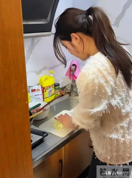 天津小伙接29岁离婚表嫂同居后续：表嫂正脸照流出 曝更多离婚内幕