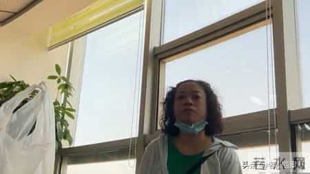 六旬母亲睡楼道一天一夜，大女儿视若无睹，她是家庭版的武则天