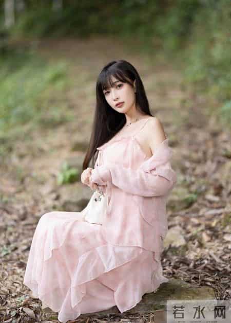 粉色吊带裙和披肩让女性在保持自己成熟的同时展现出青春和活力