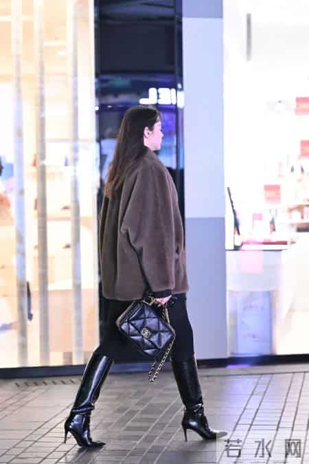 8厘米的黑色尖头细跟长靴,搭配黑色紧身裤,深灰色貂皮外套