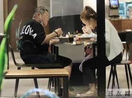 他娶了小24岁妻子，婚后生一儿一女，妻子一夸他帅就会飘