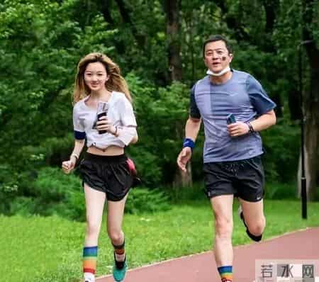 李嫣18岁生日发了几张自拍，大大方方把自己样子亮出来