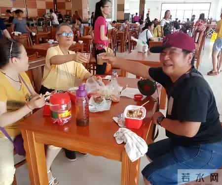 去年小姑子蹭我们车回家,路上花3000,她一分不出,今年我没惯她