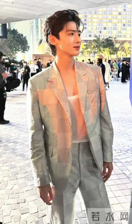 白敬亭微博之夜内搭翻车？被嘲神似抹胸，粉丝急喊：是老头衫啊