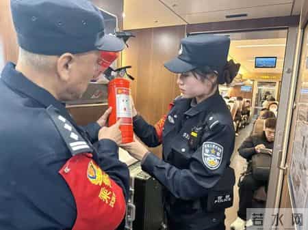 00后新警小孟的“春运备战记”