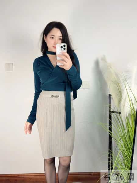 职场穿搭｜墨绿丝绒的高级感通勤