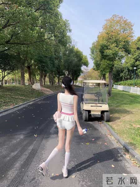 甜系女孩出街,运动穿搭超吸睛