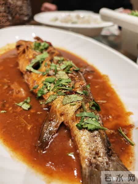 陵东街有一家特色鱼馆，一吃一个不吱声