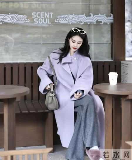 “紫色大衣+灰色阔腿裤”也太高级了，松弛又时髦，出街穿秒变氛围感焦点！