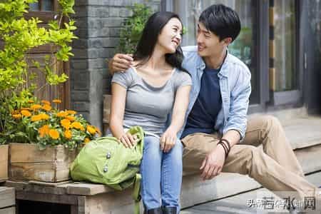 女人想和你“暧昧”，往往不会直说，而是用这4个“信号”暗示你