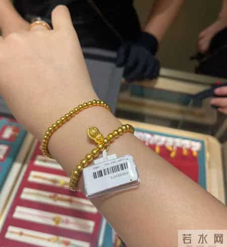 金店试戴小金珠，随手一串竟成了年度本命配饰