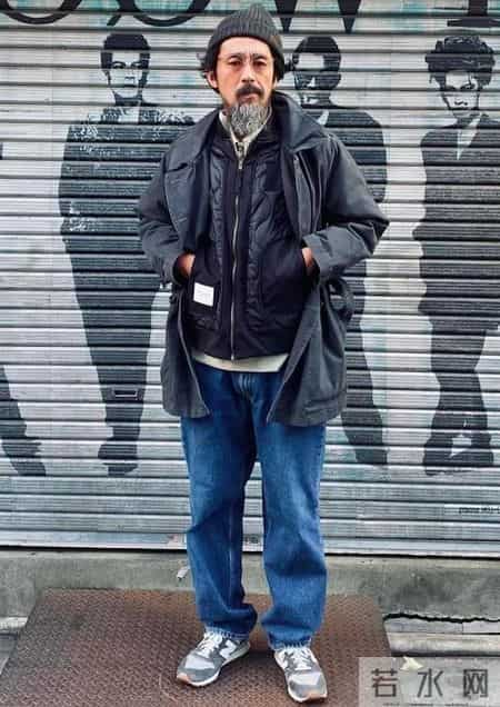 被日本老头街拍惊艳了：白发不染，穿衣不装嫩不显老，优雅不做作