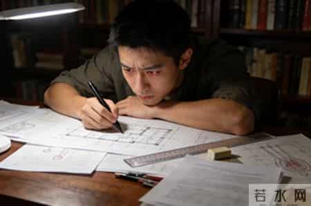 我女友是个盲人，同居后我发现一个秘密，她每晚12点准时去卫生间，而且每次都开着灯