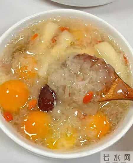 老得慢的女人，都爱吃这三种食物，皮肤白嫩似桃花，60岁也不显老